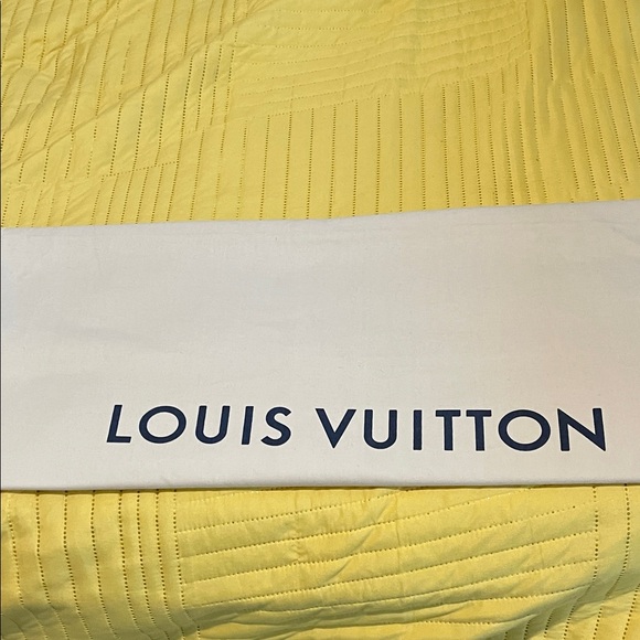 Louis Vuitton Beige Cover with Black Logo - Picture 4 of 4